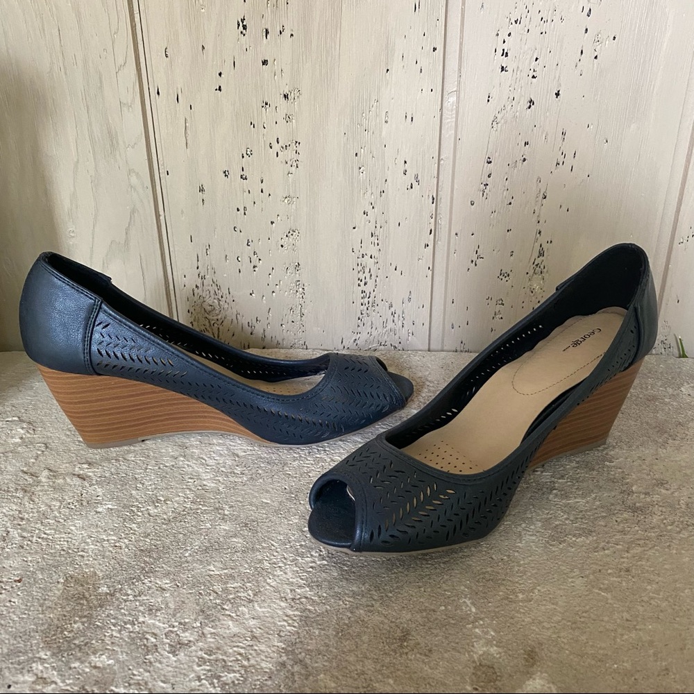 New condition wedge heel open toe dress shoes. - Picture 2 of 4